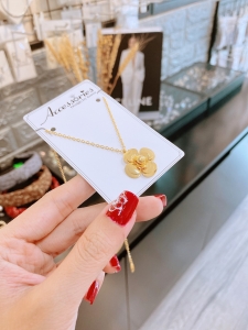 TT2839 - Dây chuyền titan hoa trà màu vàng