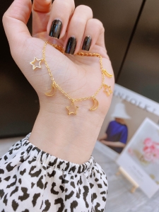 TTN3072 - Lắc tay titan trăng sao rỗng (màu vàng)