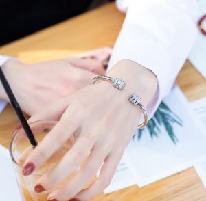 TT3466 - Vòng tay titan Cuff trụ đá zircon (màu trắng)