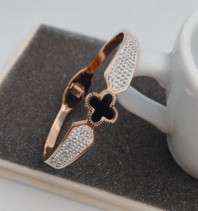 TT4764 - Vòng tay titan Clover đen nửa vòng full đá (màu vàng/vàng hồng)