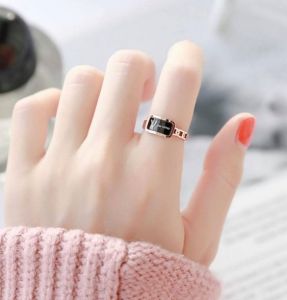 TT4919 - Nhẫn titan mặt đen V (size 5/6/7/8)