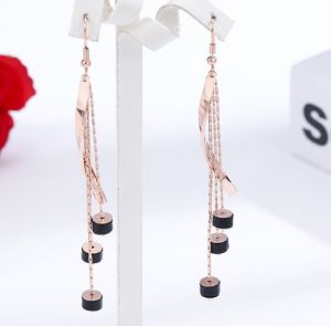 TT4314 - Bông tai titan xoắn form dài đá đen (vàng hồng)