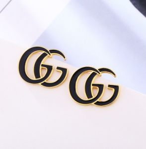 TT4354 - Bông tai titan GUCCI nền đen (màu vàng)