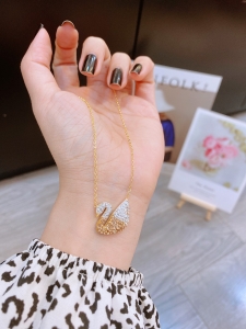 TTN4390 - Dây chuyền titan thiên nga trắng mix màu trà (màu vàng)