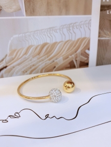 TTN5586 - Vòng tay titan cuff trái châu (màu vàng)