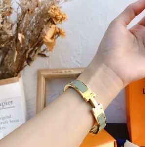 TT5601 - Vòng tay titan Hermes bản to màu xám tro (vàng)