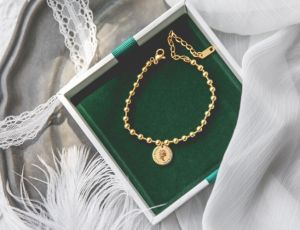TTN5627 - Lắc tay titan bi đồng xu (màu vàng)