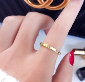 TTN5635 - Nhẫn titan mảnh 3 hạt đá (màu vàng - size 5/6/7/8)