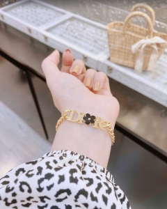 TTN5636 - Lắc tay titan xích DIOR hoa đen (màu vàng)