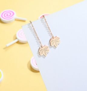TT5694 - Bông tai titan xỏ dây lá phong (vàng hồng)
