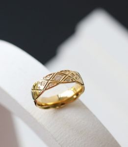 TT5707 - Nhẫn titan bản to chạm khía viền xoàn ( màu vàng - size 5/6/7/8)