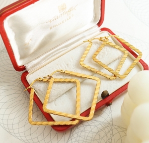 TTN5821 - Khoen titan vuông chạm (size 3cm/size 3.5cm - màu vàng)