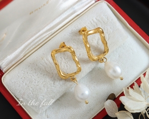 TTN5845 - Bông tai titan mặt rỗng hạt trai nước ngọt (màu vàng)