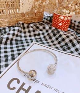 TTN5940 - Vòng tay titan cuff châu trắng (màu trắng)
