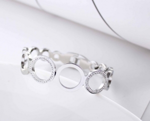 TTN6241 - Vòng tay titan tròn rỗng viền đá (màu trắng)