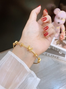TTN6262 - Vòng tay titan charm bướm phun cát khóa nam châm (màu vàng)