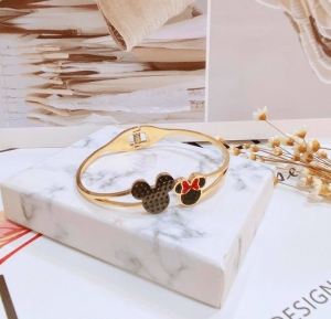TT6381 - Vòng tay titan mickey nơ đỏ (màu vàng)