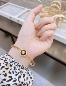 TT6455 - Vòng tay titan mặt tròn nền đen Versace (màu vàng)