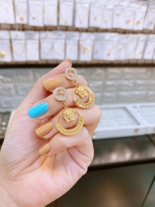 TT6603 - Bông tai titan mặt Versace (màu vàng)
