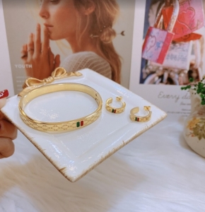 TT6631 - Set titan Gucci (vòng tay, bông tai - màu vàng)