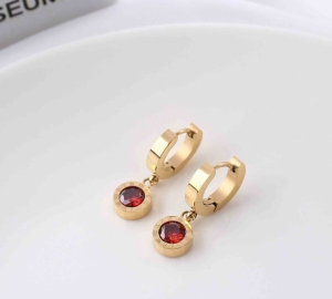 TT6679 - Khoen tròn titan la mã đá đỏ (màu vàng)