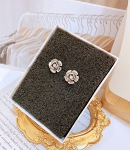 TT6841 - Bông tai titan hoa hồng nổi (màu trắng)