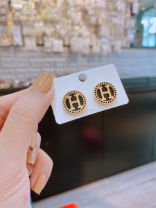 TTN6855 - Bông tai titan chữ H nổi (màu vàng)