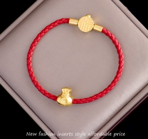 TTN6880 - Lắc tay titan dây đỏ charm túi tiền khóa bấm (màu vàng)