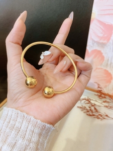 TTN6895 - Vòng tay titan cuff 2 bi trơn (màu vàng )