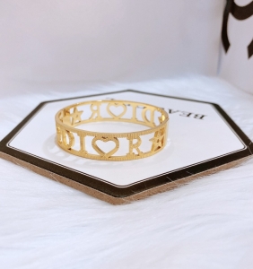 TTN6908 - Vòng tay titan Dior rỗng chạm khía (màu vàng)
