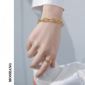 TTN6917 - Lắc tay titan xích phối khoen xoắn (màu vàng)