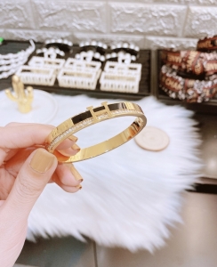 TT6951 - Vòng tai titan H phối đen viền đá vuông (màu vàng)