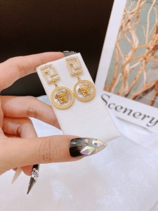 TTN7028 - Bông tai titan Versace mặt xà cừ (màu vàng)