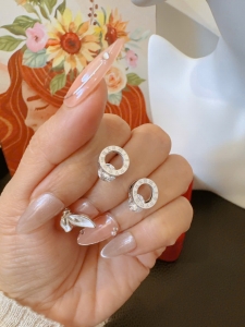 TTN7045 - Bông tai titan la mã kẹp đá (màu bạc)