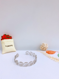 TTN7077 - Vòng tay titan form hở Dior (màu trắng)