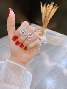 BBK35 - Bông tai tròn H đính đá xi bạch kim