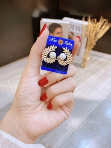 BXV22 - Bông tai lá ôm hạt trai xi vàng