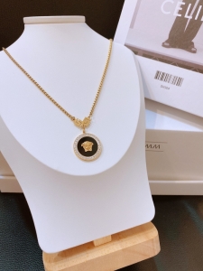 TTN7120 - Dây chuyền titan mặt tròn đen Versace (màu vàng)