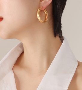TTN7175 - Khoen tròn titan xương cá bản to (màu vàng)