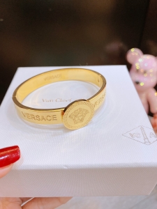 TTN7191 - Vòng tay titan Versace bản to dập chữ (màu vàng)