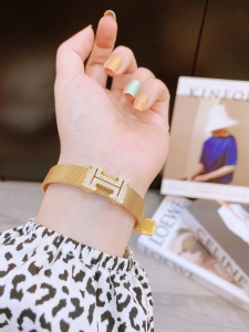 TTN7201 - Lắc tay bản lưới Hermes viền đá (màu vàng)