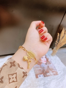 TTN7353 - Lắc tay titan xích tim khóa (màu vàng)