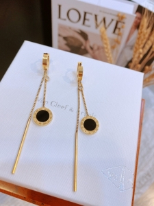 TTN7354 - Khoen tròn bấm titan la mã đen form dài (màu vàng)