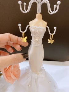 TTN7503 - Khoen tròn titan bướm chạm (màu vàng)