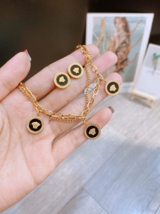 TT7513 - Set titan Versace (lắc tay , bông tai - màu vàng)