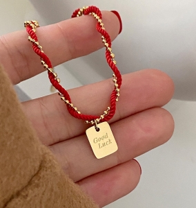 TTN7537 - Lắc tay titan chỉ đỏ thẻ Good Luck (màu vàng)