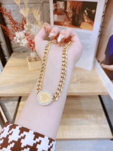 TTN7627 - Dây chuyền titan xích mặt  Versace viền đá (màu vàng)
