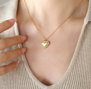 TTN7665 - Dây chuyền titan bi mặt tim chạm vành (màu vàng)