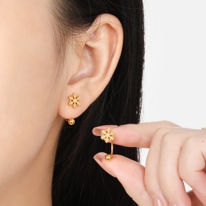 TTN7667 - Bông tai titan hoa tuyết phun cát form C chui vặn (màu vàng)