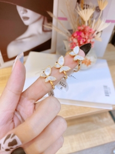 TTN7821 - Nhẫn  titan bướm xà cừ phối đá size 6/7/8 - màu vàng)